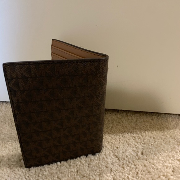 Michael Kors passport wallet - Picture 3 of 4